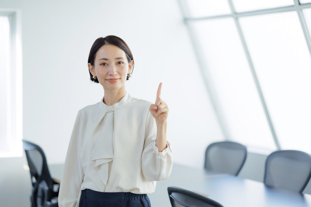 ほほえむ女性
