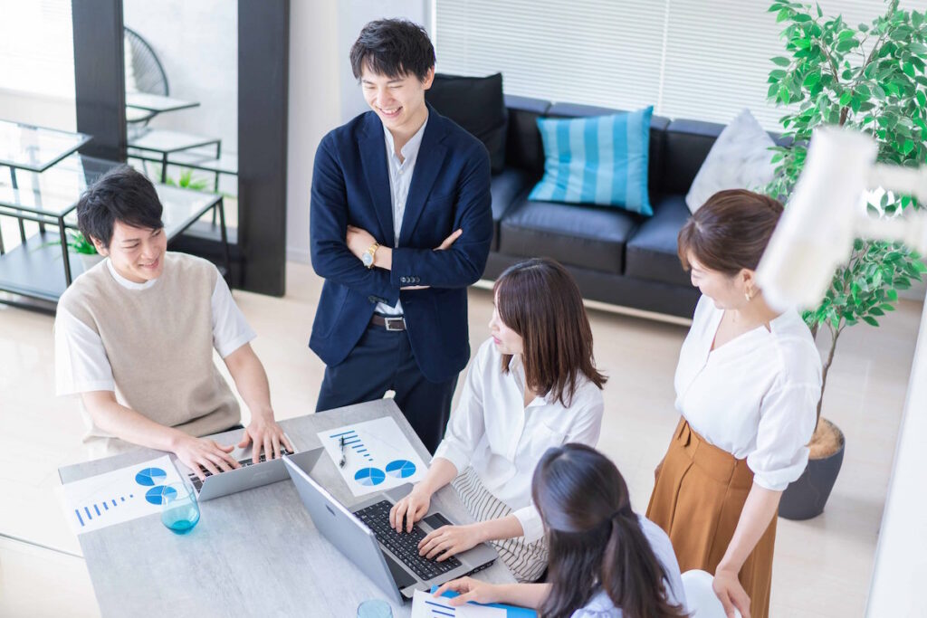 ビジネスについて談笑する社員