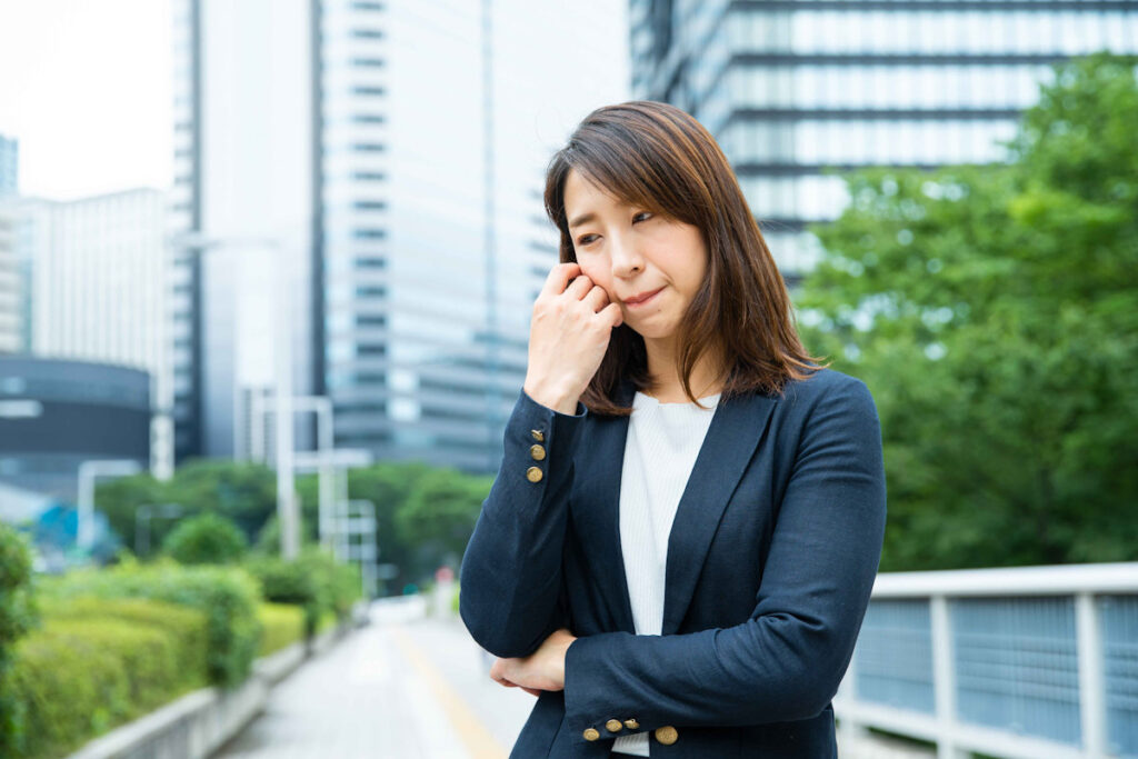 悩む女性社員
