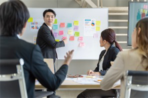 企業を取り巻く社会環境と人財の課題の図