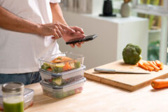 カロリー計算をしながら料理を作る人