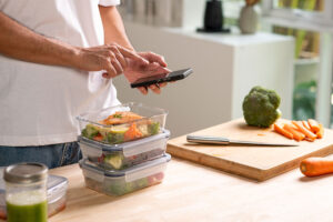 カロリー計算をしながら料理を作る人